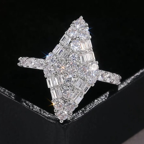 Beautiful Diamond Shaped White Sapphire Ring! - Picture 5 of 5